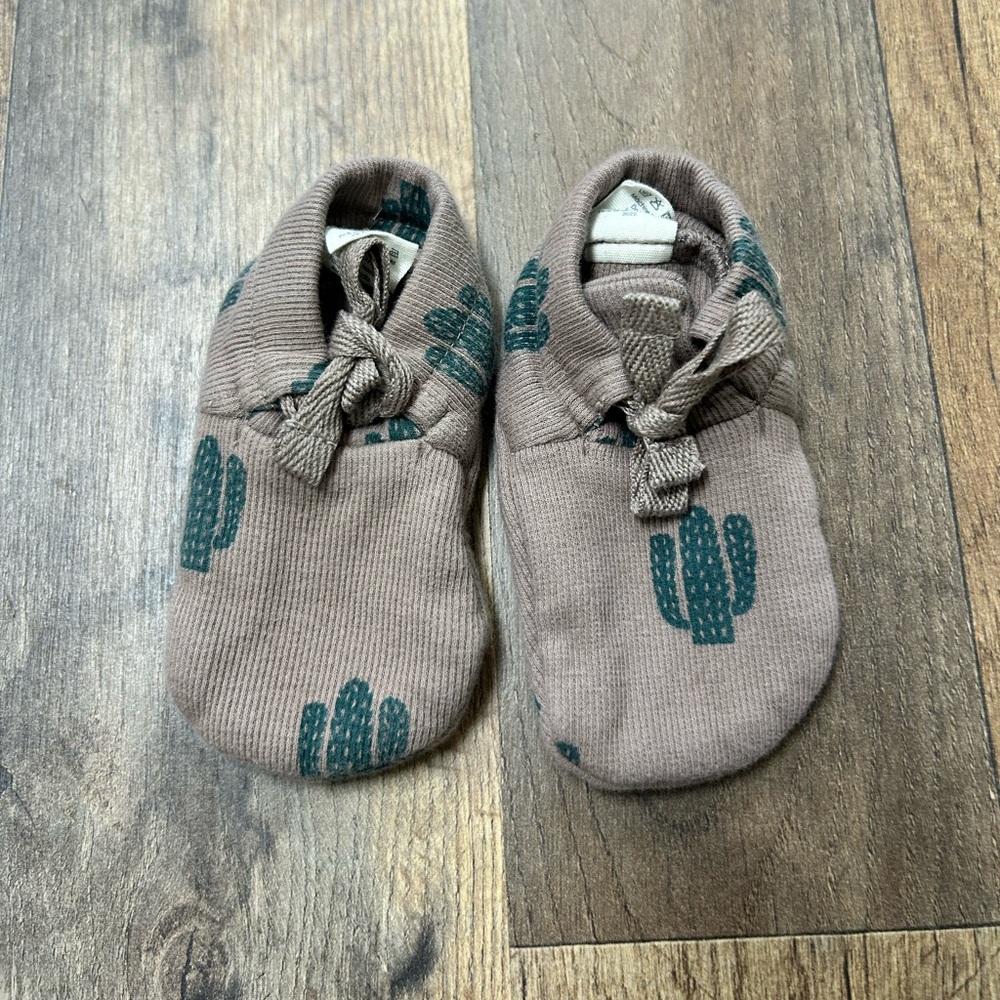 Kate Quinn 6-12 month cactus booties 
96% cotton
